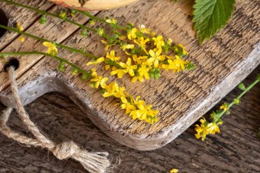 Taze tarımsal çiçekleri ahşap bir masanın üzerinde kapatın.