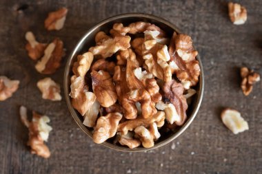 Kavanozda ceviz taneleri, üst manzara.