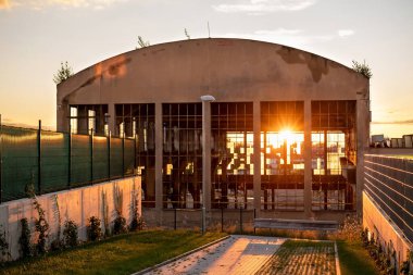 PRAG, CZECH REPUBLIC - 28 Eylül 2020: Halka açık bir kaldırımdan bakıldığında eski otomotiv üreticisi Praga 'nın üst kısmı