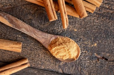 Seylan ya da gerçek tarçın tozu kaşıkta