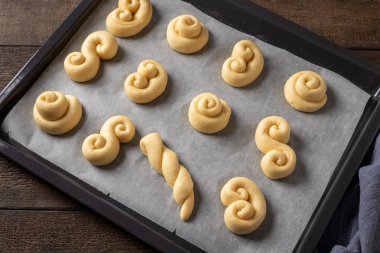 Çiğ jidase - Çek tatlı paskalya pastası, fırına konmaya hazır bir tepside.