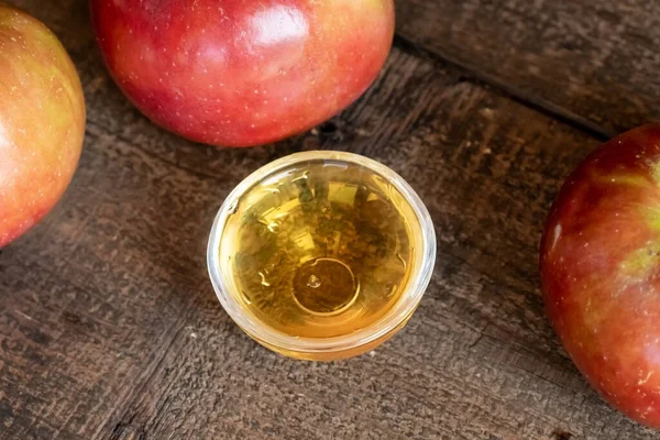 Tazón Vinagre Manzana Con Fruta Fresca Sobre Una Mesa — Foto de Stock