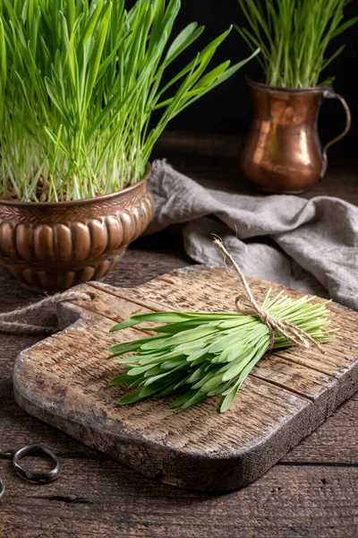 Manojo Hierba Cebada Fresca Una Mesa — Foto de Stock