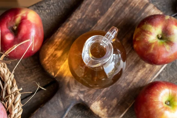 Una Botella Vinagre Sidra Manzana Con Fruta Fresca Vista Superior — Foto de Stock