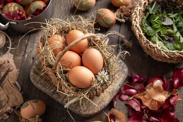 Soğan Kabuklarıyla Boyanmaya Hazır Sepetteki Çiğ Paskalya Yumurtaları — Stok fotoğraf