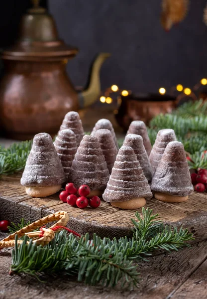 蜂窝或蜂窝 传统的捷克圣诞饼干 摆放在木制桌子上 — 图库照片