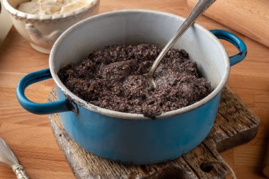 Bücür için haşhaş tohumu - maya hamurundan yapılmış tipik Çek tatlıları