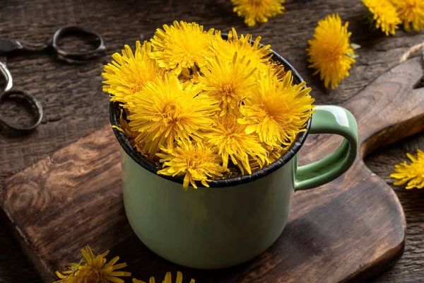 Löwenzahnblüten Einem Grünen Topf Auf Rustikalem Hintergrund — Stockfoto