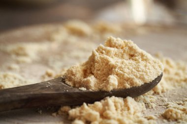 Tahta kaşıkta bir yığın beyaz protein tozu. Yaklaş.