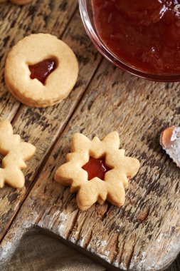 Geleneksel Linzer Noel kurabiyeleri çilekli marmelatla dolu.