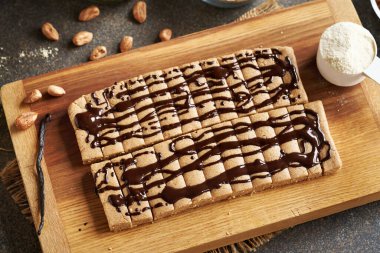 Süt tozu, yulaf ezmesi, vanilya ve fındık ezmesinden yapılmış ev yapımı çikolatalı gofretler.