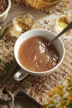 Bir fincan ev yapımı keten tohumu jeli, argan yağı ve elma sirkesi - doğal diy şampuanı için malzemeler. Alternatif saç bakım, kaka yok..     