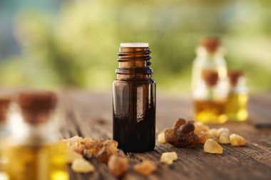 Açık havada tütsü kristalleri olan bir şişe tütsü yağı.