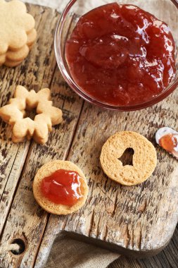 Linzer Noel kurabiyelerini dolduran çilek reçeli