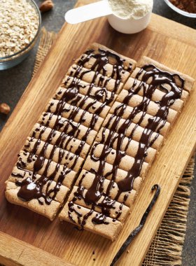 Süt tozu, yulaf ezmesi, vanilya, akçaağaç pekmezi ve fındık ezmesi ile ev yapımı çikolatalar.