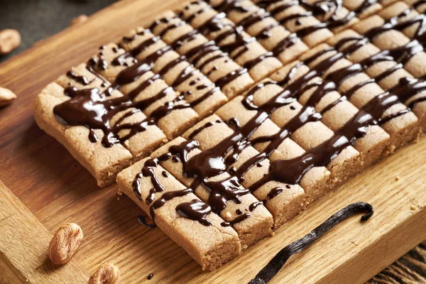 Süt tozu, yulaf ezmesi, akçaağaç pekmezi, vanilya ve fındık ezmesinden yapılmış ev yapımı çikolatalar.