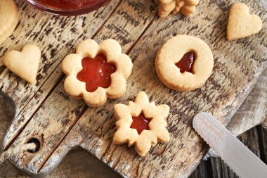Çilekli marmelatla dolu ev yapımı Linzer Noel kurabiyeleri.