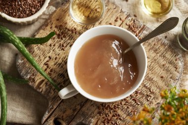 Ev yapımı keten tohumu jeli, aloe vera yaprağı, argan yağı ve elma sirkesi - doğal diy şampuanı için malzemeler. Alternatif saç bakımı.