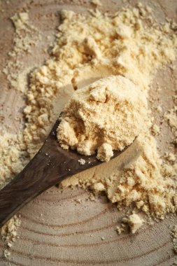 Tahta kaşıkta beyaz protein tozu