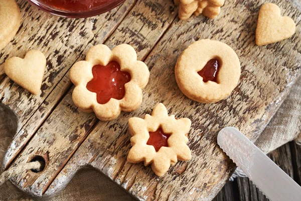 Çilekli marmelatla dolu ev yapımı Linzer Noel kurabiyeleri.