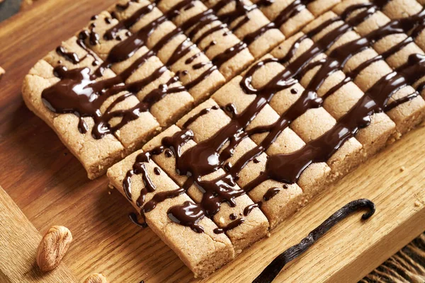 Süt tozu ve çikolata kaplı fındık ezmesinden yapılmış ev yapımı protein barları.