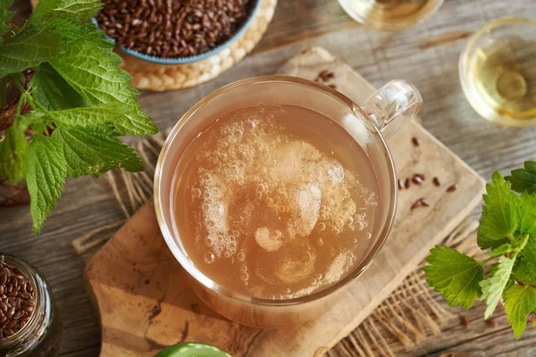 Bir fincan ev yapımı keten tohumu jeli, ısırgan otu yağı, elma sirkesi - doğal diy şampuanı için malzemeler. Alternatif saç bakım, kaka yok..     