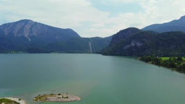 Turkuaz su ve dağ zeminiyle geniş göl manzarası