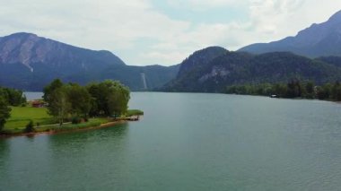 Yeşil yarımadası ve tepeleri olan dağ gölü manzarası