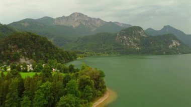 Orman tepeleri ve tepeleri olan dağ gölü manzarası.