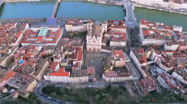 Gün batımında Saint Jean Katedrali ve köprüleriyle Lyon 'un hava manzarası