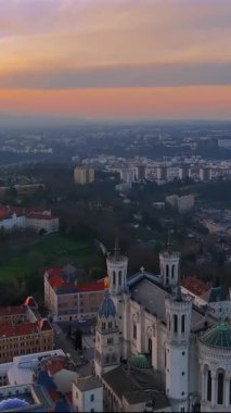 Günbatımında Lyon 'un dikey drone görüntüsü Fourviere Bazilikası ve şehir silüeti ile