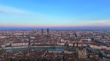Eski şehir çatıları nehirleri ve modern ufuk çizgisi olan Lyon 'un havadan görünüşü