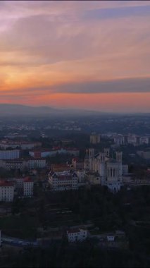 Gün batımında Lyon 'un dikey drone görüntüsü Fourviere Bazilikası ve dramatik gökyüzü