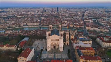 Lyon 'un havadan görünüşü ile Fourviere Bazilika ön cephe plaza Saone nehri ve eski kasaba