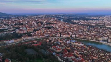 Saone Nehri 'nin çatıları, yerleşim alanları ve akşam gökyüzü olan Lyon' un insansız hava aracı görüntüsü