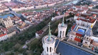 Lyon 'un Fourviere Basilica kuleleri Saone nehri ve Saint Jean Katedrali ile insansız hava aracı görüntüsü