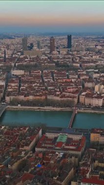 Lyon 'daki Fourviere Bazilika kulelerinin insansız hava aracı antenleri Saone nehir köprüleri ve modern ufuk çizgisi