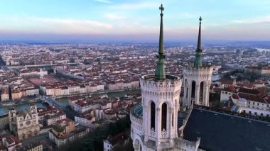 Basilica kuleleri olan Lyon 'un hava manzarası Saone nehri ve Saint Jean Katedrali