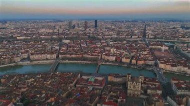 Basilica Saone nehir köprüleri ve şehir silueti olan Lyon 'un hava manzarası