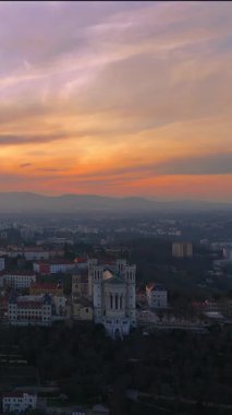 Gün batımında Lyon 'un dikey drone görüntüsü Fourviere Bazilikası ve renkli gökyüzü