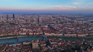 Metalik kulesi olan Lyon 'un hava manzarası Fourviere tepesi ve şehir manzarası