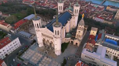 Lyon 'daki Fourviere Bazilikası' nın gökyüzü manzarası.