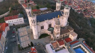 Lyon 'un Fourviere Bazilika kuleleri cephe ve kare önplanı ile hava görüntüsü