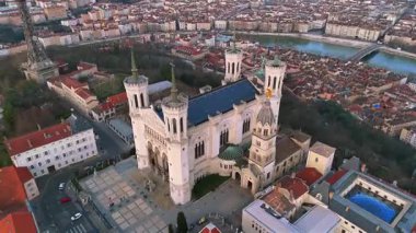 Fourviere Bazilika Kuleleri Kubbesi ve Saone Nehri Plazası ile Lyon 'un hava manzarası