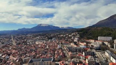 Fransa Gap şehrinin manzarası yukarıdan çekildi çatıları ve etrafındaki dağları gösteren bulutlarla aydınlık bir günde