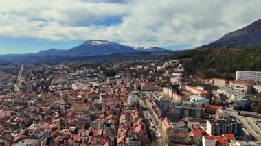 Fransa 'nın Gap şehrinin hava manzarası. Kırmızı çatılar dar sokaklar, yerleşim yerleri ve arka planda dağlar.