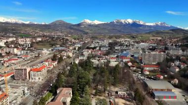 Gap France 'ın panoramik hava aracı görüntüsü konut bölgelerini, karayolu fabrikalarını ve uzak tepeleri gösteriyor.