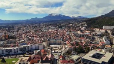 Güney Fransa 'daki Gap şehir merkezinin hava panoramik görüntüsü ana kare eski mimari ve çevre kentsel alanı gösteriyor