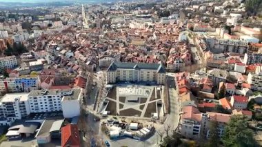 Gap France 'ın merkez meydanı, tarihi bina, kırmızı çatılar, konut mimarisi ve çevre sokaklar.