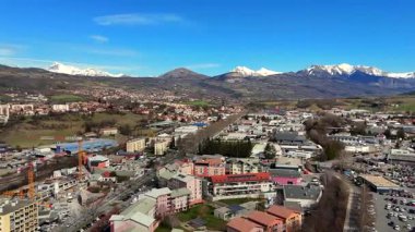 5 Mart 2025 'te Fransa' nın arka planında dağlar olan caddelerin ve demiryollarının hava manzarası.